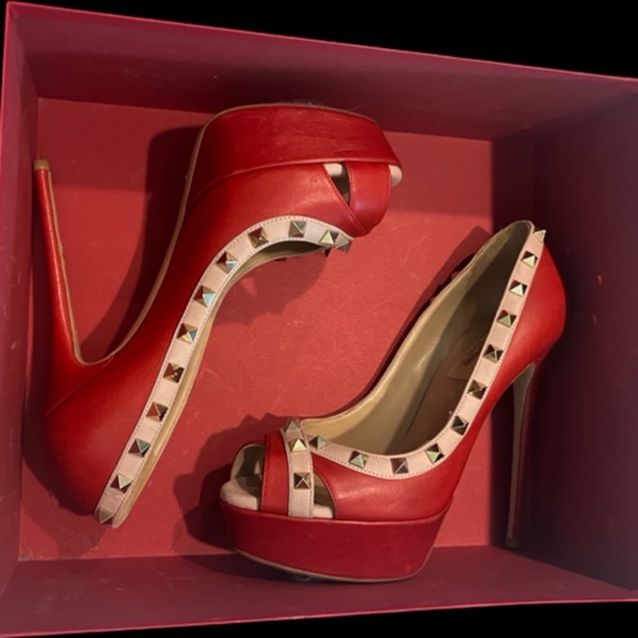 Authentic Valentino NIB Red and Tan Rockstud Stilletos - Picture 2 of 5